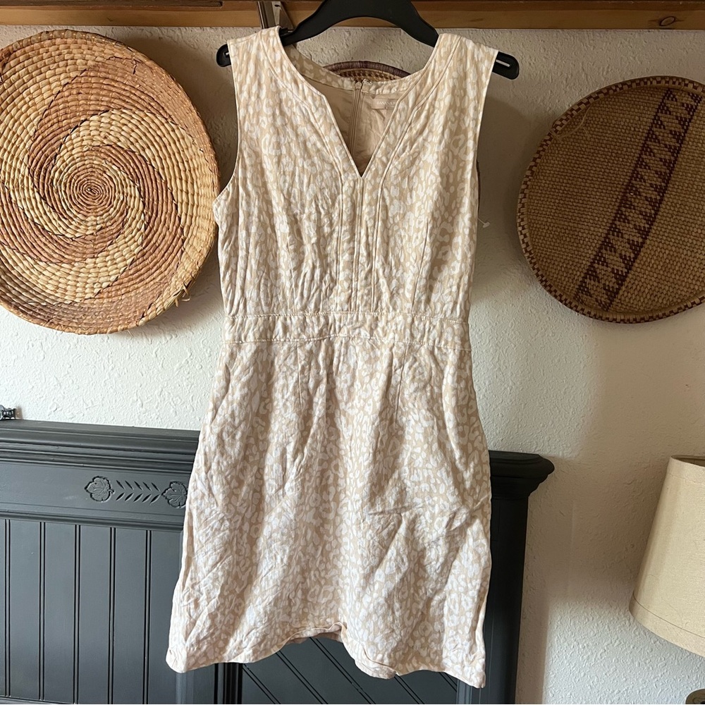 ☀️ Neutral/cream banana republic animal print linen dress